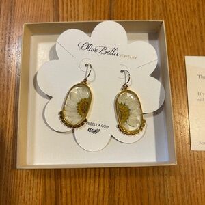 Olive Bella Pressed Daisy earrings